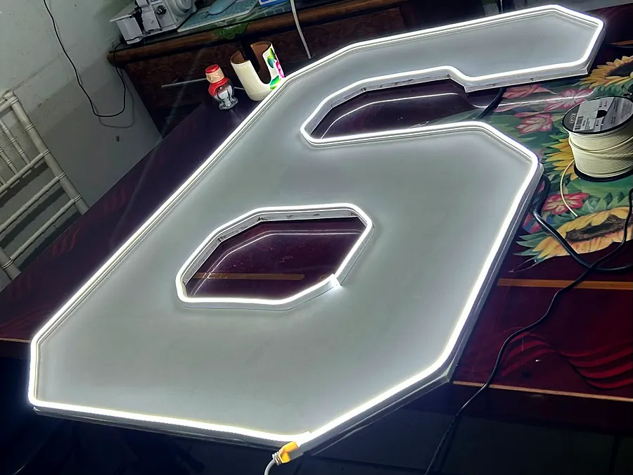 Número 6 gigante iluminado con luz neón