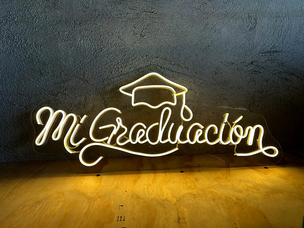 Letrero de neón Mi Graduación en luz cálida